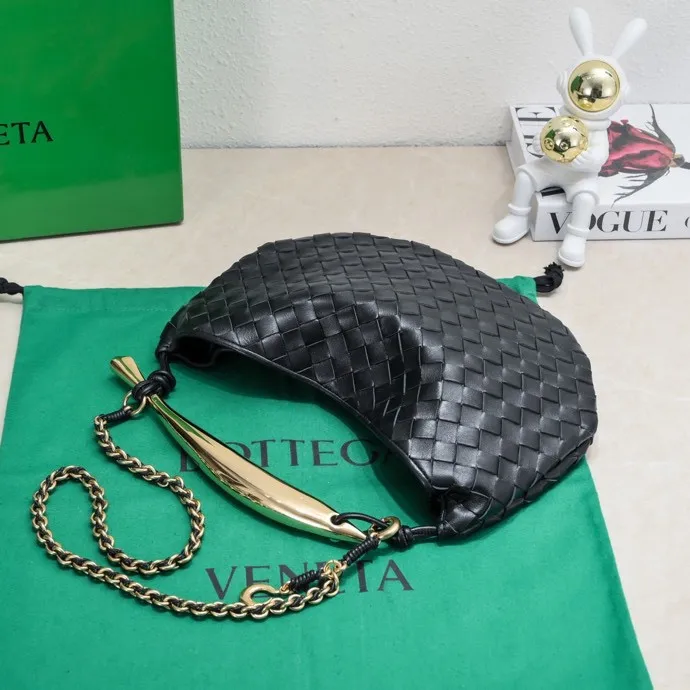 Batch 1860 Bv2024 early spring new product ⛓️Chain SARDINE 💙 Upgraded chain shoulder strap ⛓️ Chic and high-end, showing the fashion taste of urban women! Metal handles and classic weaving are combined together to perfectly integrate art and elegance. Through exquisite craftsmanship, new sardine-shaped handles are cast, and the brass material is the finishing touch. Each handle has a unique light-floating effect. The top-grade sheepskin material is woven to create a half-moon-shaped bag body, which has a fleshy touch and satisfies the preferences of those who pay attention to details. It is the most outstanding fashionable item for any occasion! 💕 Size: 33x20x4, Model: 6768#